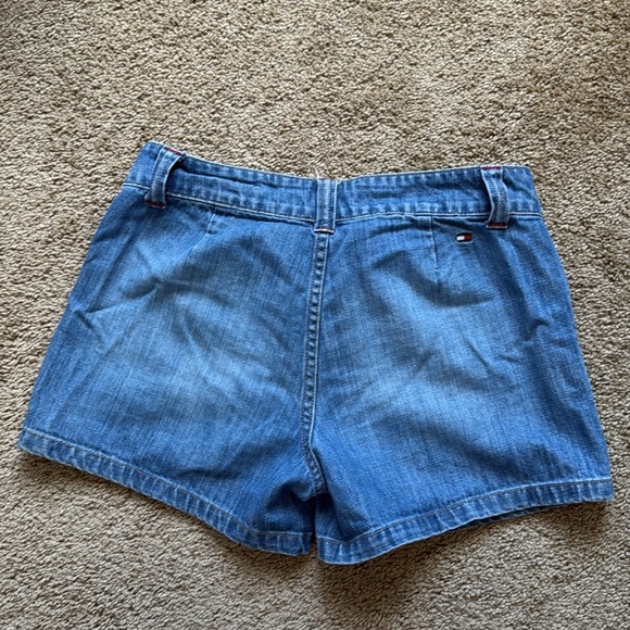 Vintage Y2K Tommy Hilfiger Mid Rise Patch Pocket Denim Shorts - Picture 2 of 8